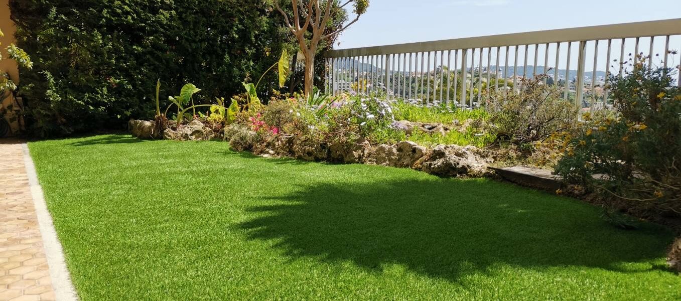 Le gazon synthétique représente de nombreux avantages pour votre jardin !