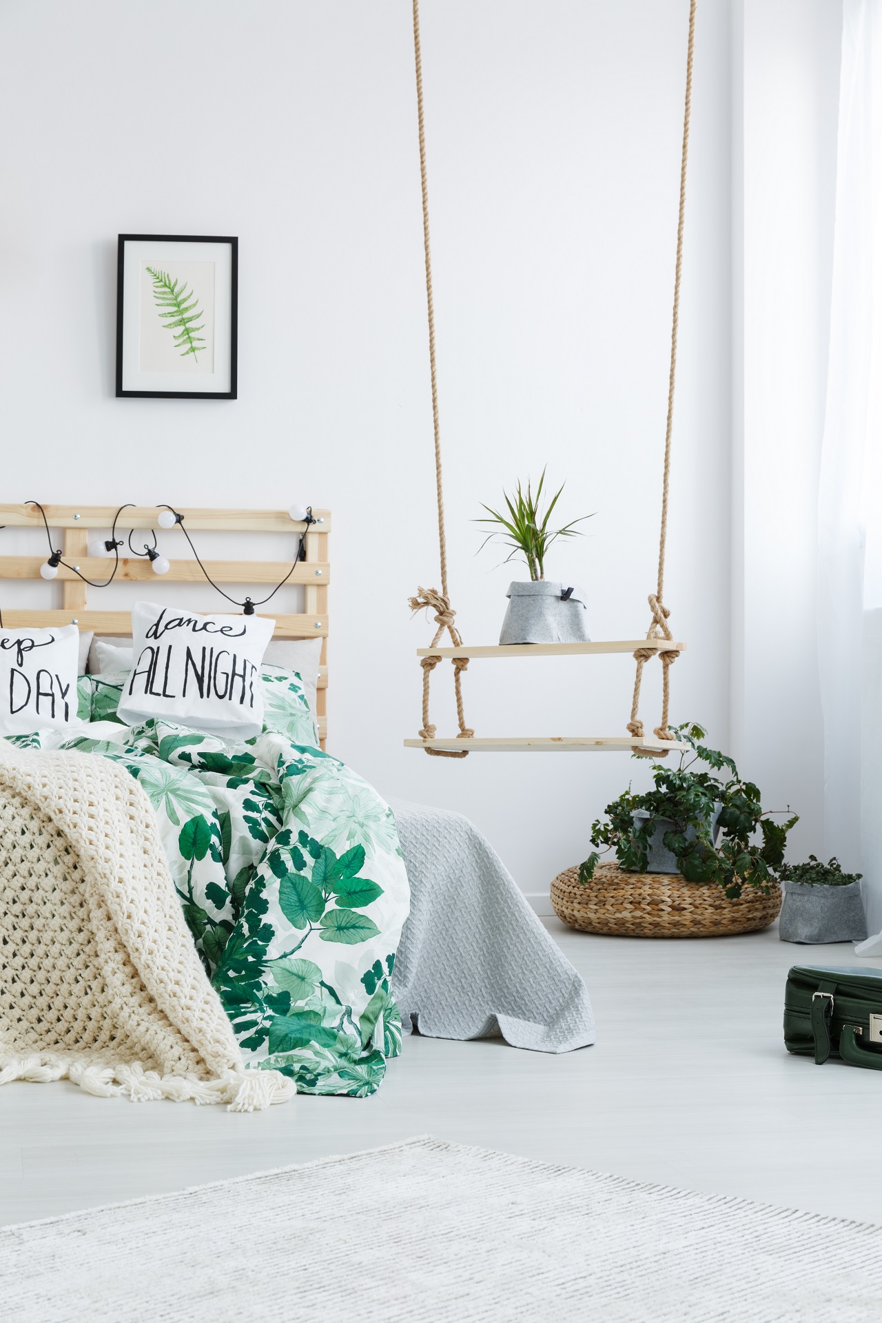 Chambre à coucher avec étagère à balançoire et lit double