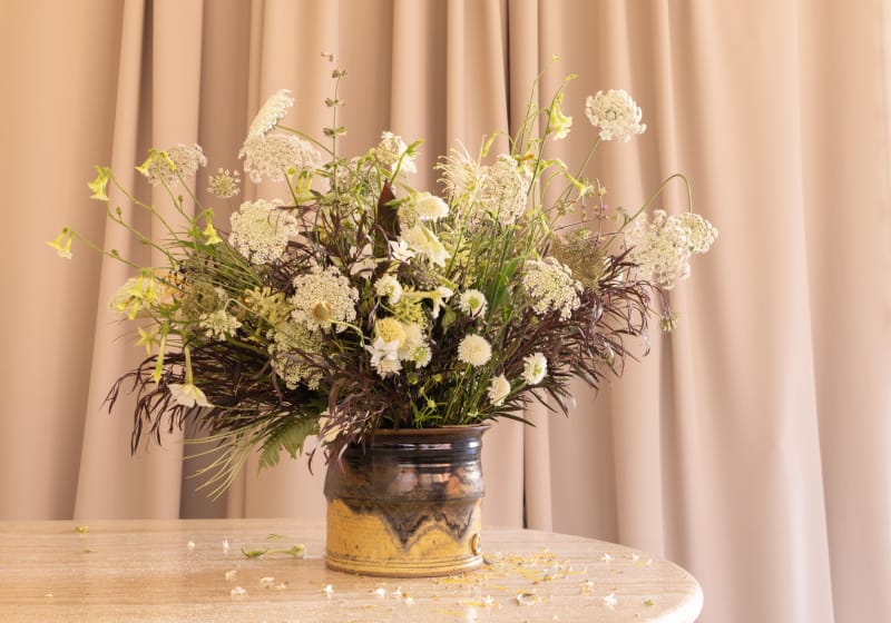 Bouquet de fleurs blanches posées sur une table