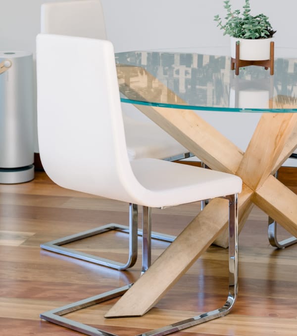 Une table en verre avec chaise blanche