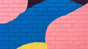 Mur bleu, rose et jaune